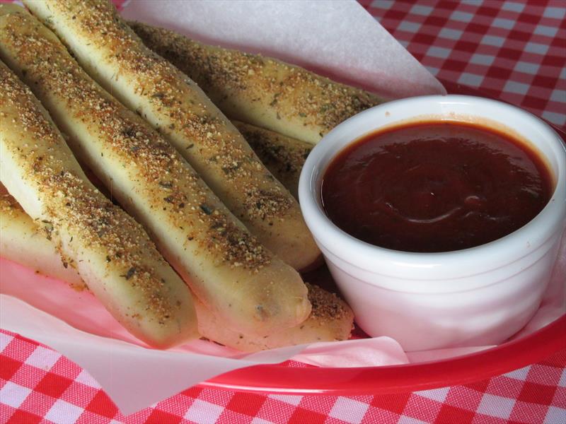 Breadsticks and dipping suce