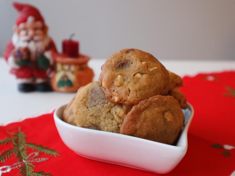 Chocolate and Peanut Cookies