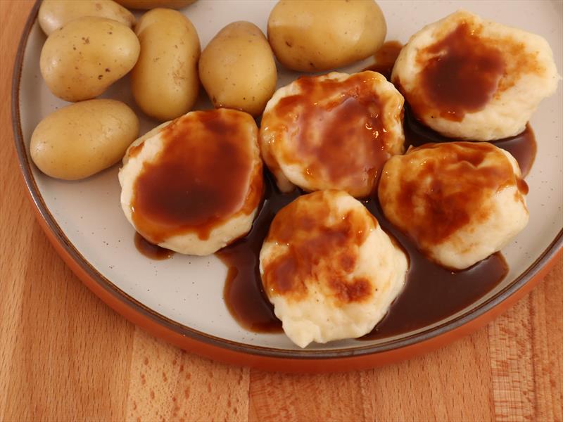 Fish cakes in gravy