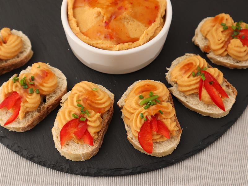 Sweet Chili Hummus Canapés